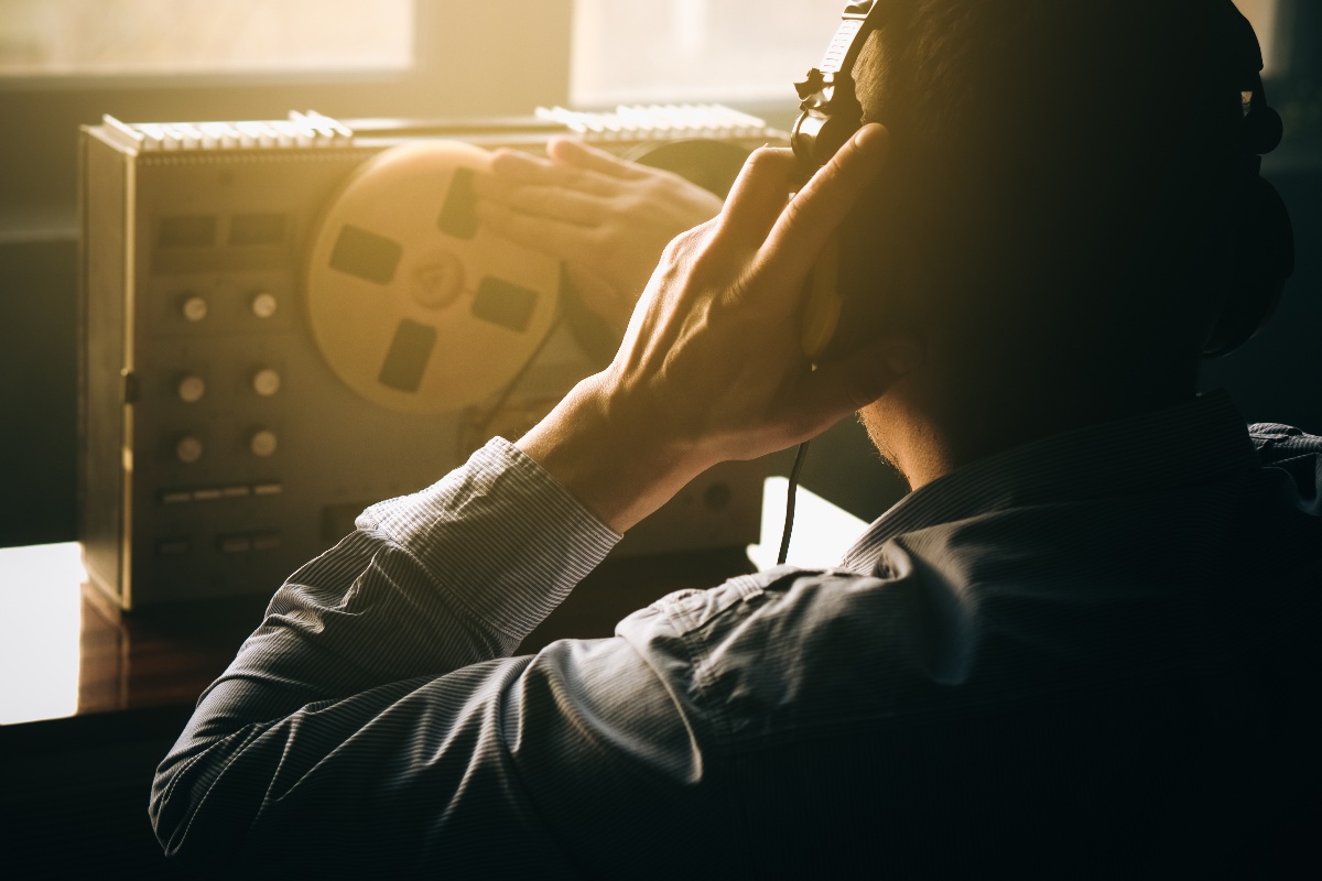 uomo che ascolta intercettazione