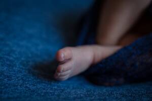 piedini di un bambino piccolo