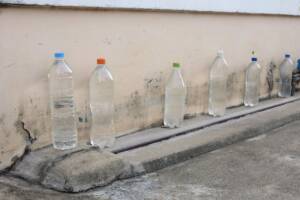 Bottiglie d'acqua appoggiate al muro
