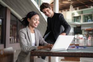 Ragazzo e ragazza lavorano al computer