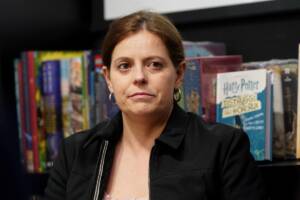 Un primo piano di Ilaria Salis che presenta il suo libro ''Vipera''