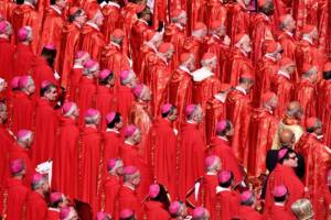Primo piano sui cardinali alla cerimonia funebre in San Pietro di Papa Francesco