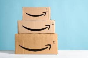 Una piramide di pacchi con il logo Amazon