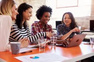 Donne che lavorano in gruppo