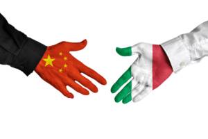 Stretta di mano tra Italia e Cina