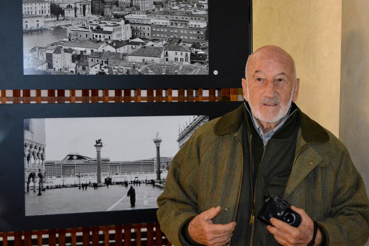 Gianni Berengo Gardin accanto a due delle sue foto esposte durante l'anteprima stampa della mostra "Venezia e le Grandi Navi"