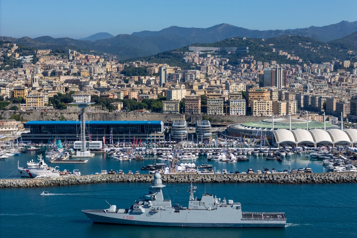 La Nave Schergat (F 598) a Genova
