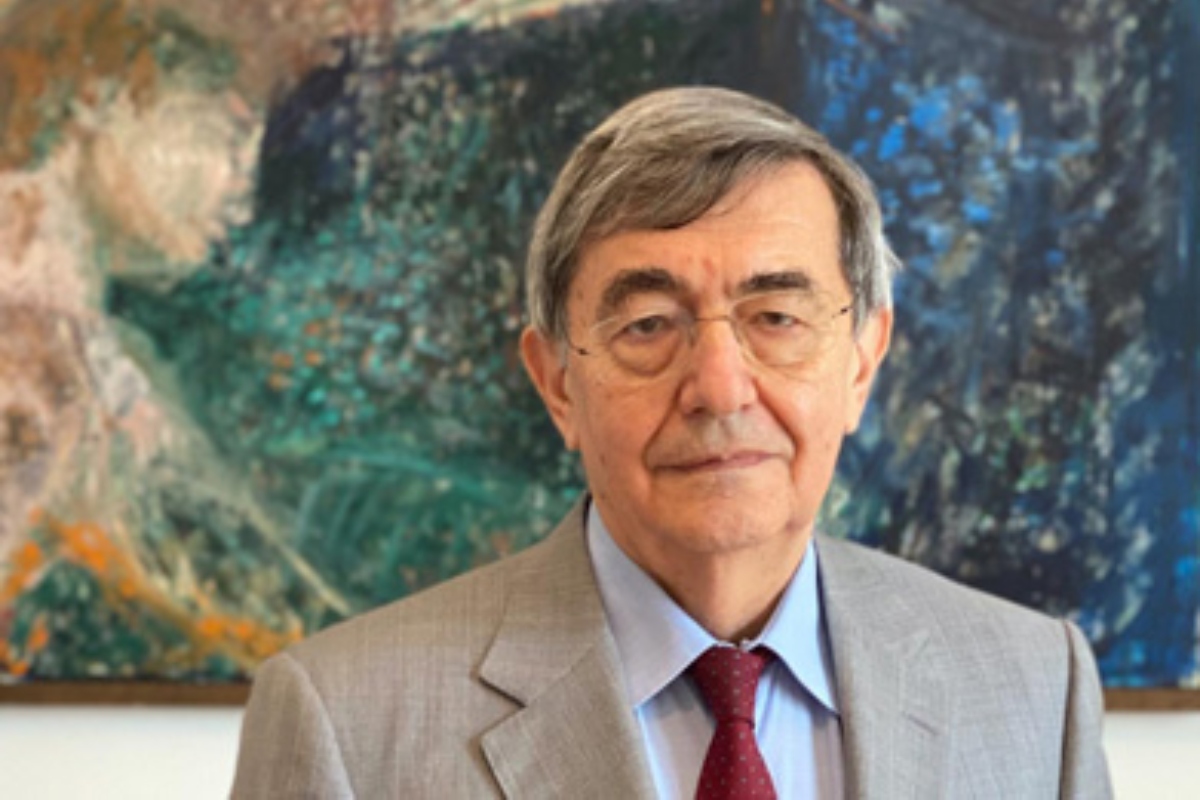 Ubaldo Livolsi in abito grigio