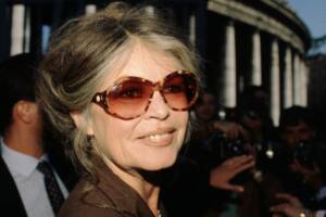 Brigitte Bardot sorridente con gli occhiali