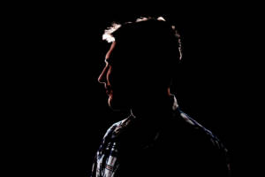 volto di un uomo di profilo nell'ombra