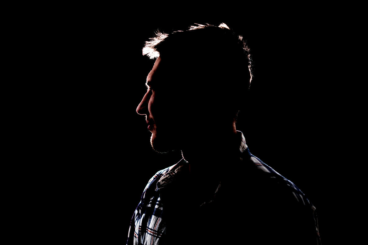 volto di un uomo di profilo nell'ombra