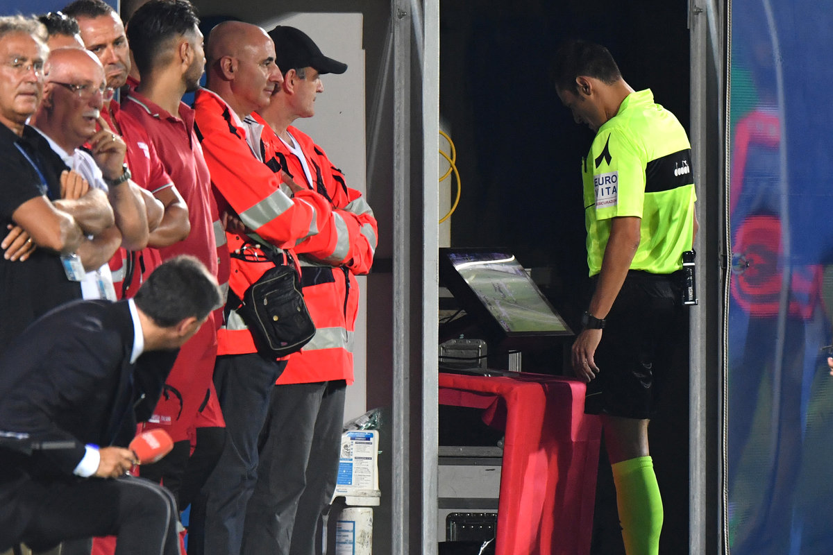 arbitro al VAR