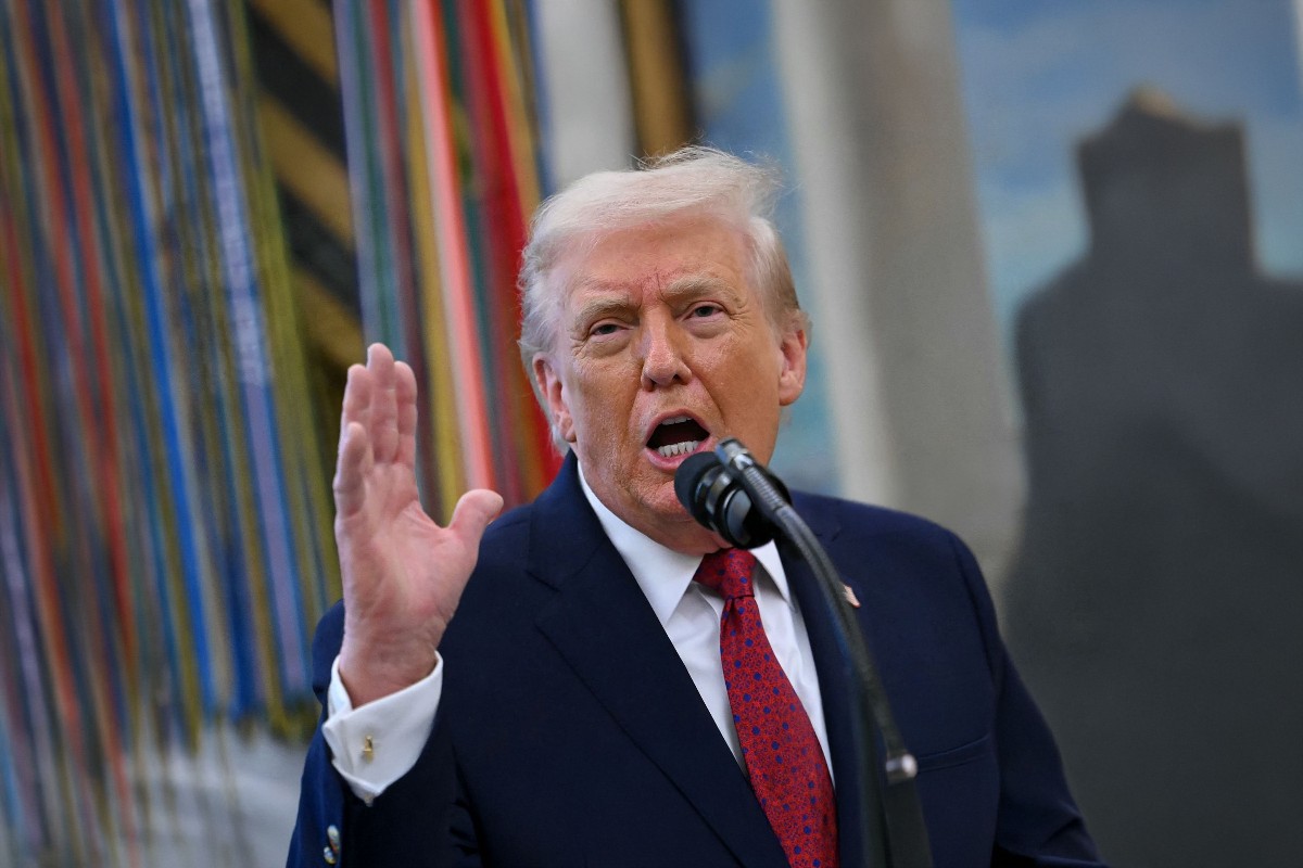 Donald Trump durante la cerimonia di consegna della Medaglia Messicana per la Difesa dei Confini nello Studio Ovale.
