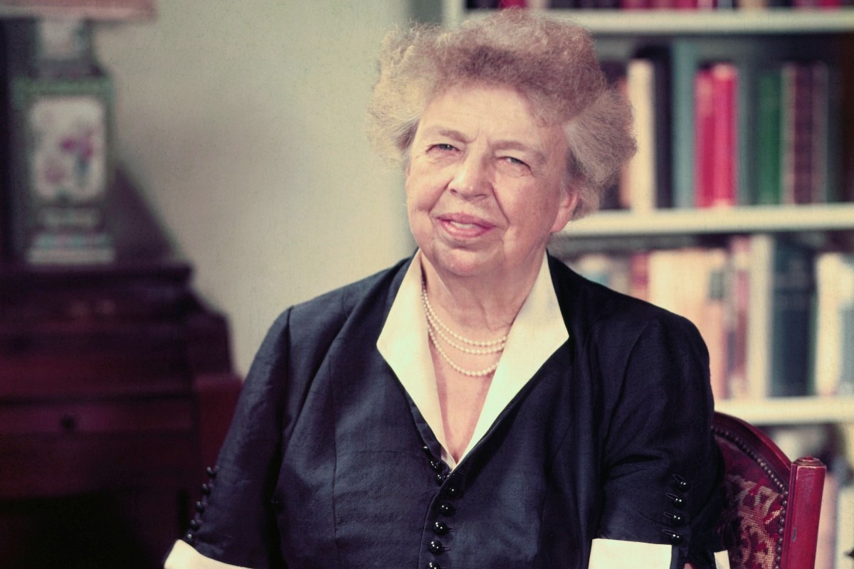 Eleanor Roosevelt in abito blu con colletto bianco