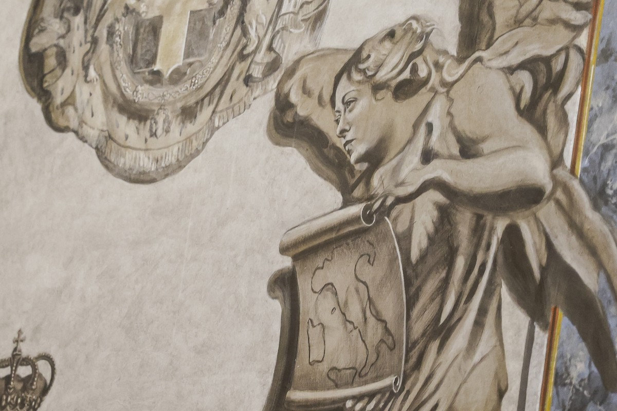 un focus sull'affresco con il presunto volto di Giorgia Meloni nella Basilica San Lorenzo in Lucina a Roma