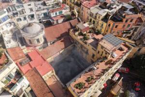 vista dall'alto del Teatro Sannazaro di Napoli dopo l'incendio