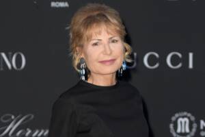 La giornalista e conduttrice Lilli Gruber sul red carpet di una cena di beneficenza