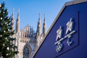 il logo delle Olimpiadi Milano-Cortina 2026 con il Duomo di Milano sullo sfondo