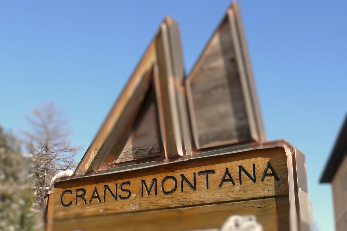 un cartello nella località svizzera di Crans-Montana