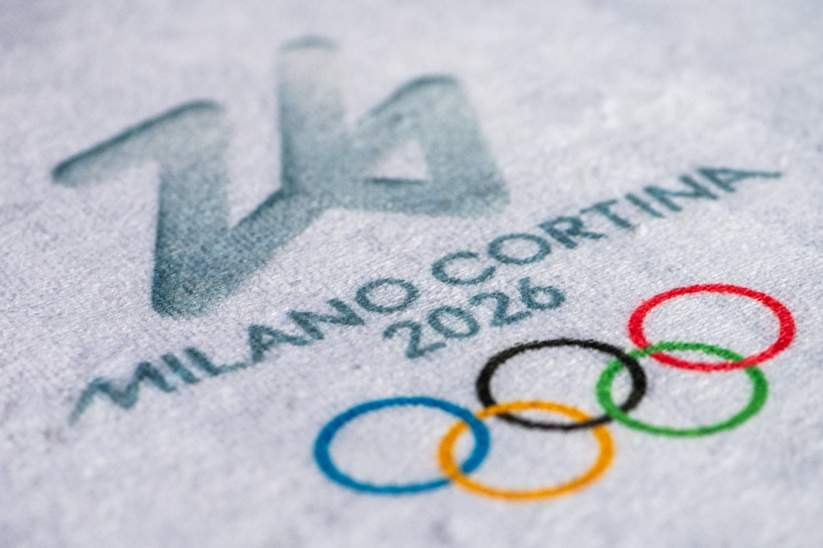 Logo in primo piano delle Olimpiadi Milano-Cortina 2026