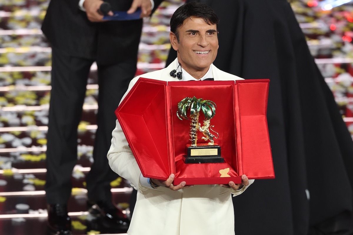 Sal Da Vinci festeggia la vittoria al Festival di Sanremo 2026