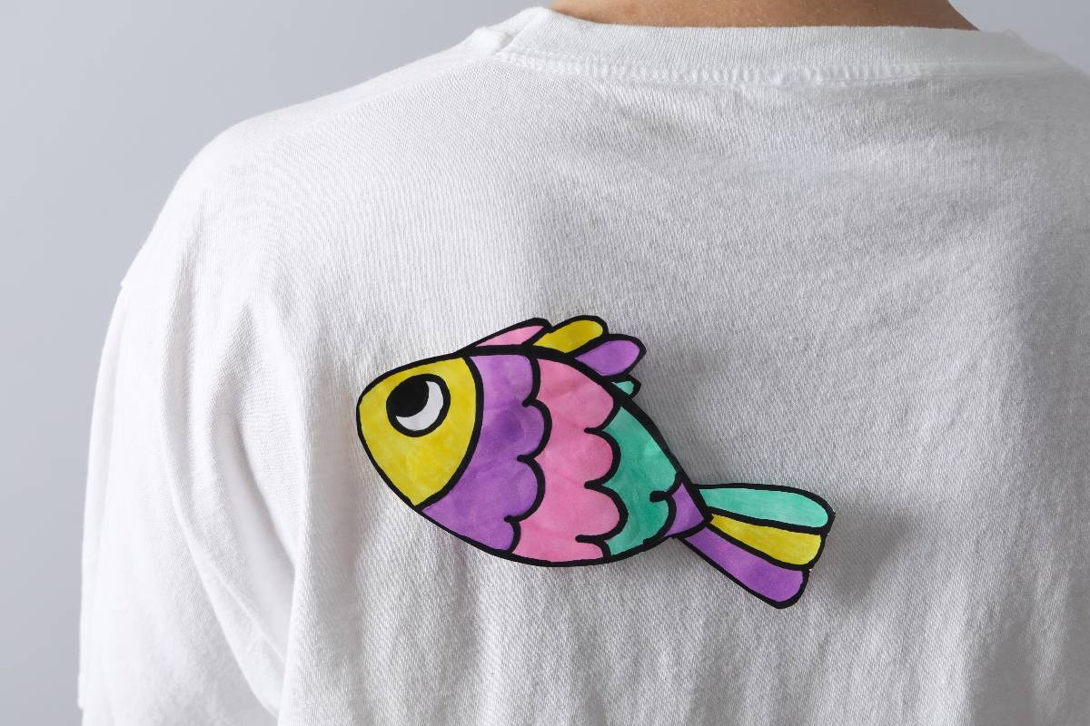 un pesce d'aprile appeso su una maglietta