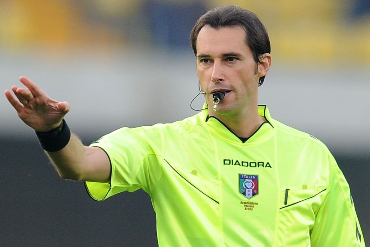 Andrea Gervasoni mentre arbitra una partita