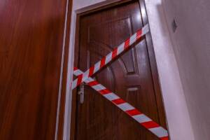 una porta sulla scena di un crimine