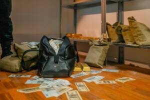 rapina in una banca con banconote varie