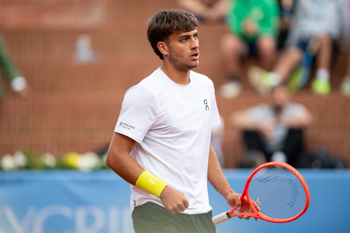 Flavio Cobolli durante un match di tennis con la racchetta in mano
