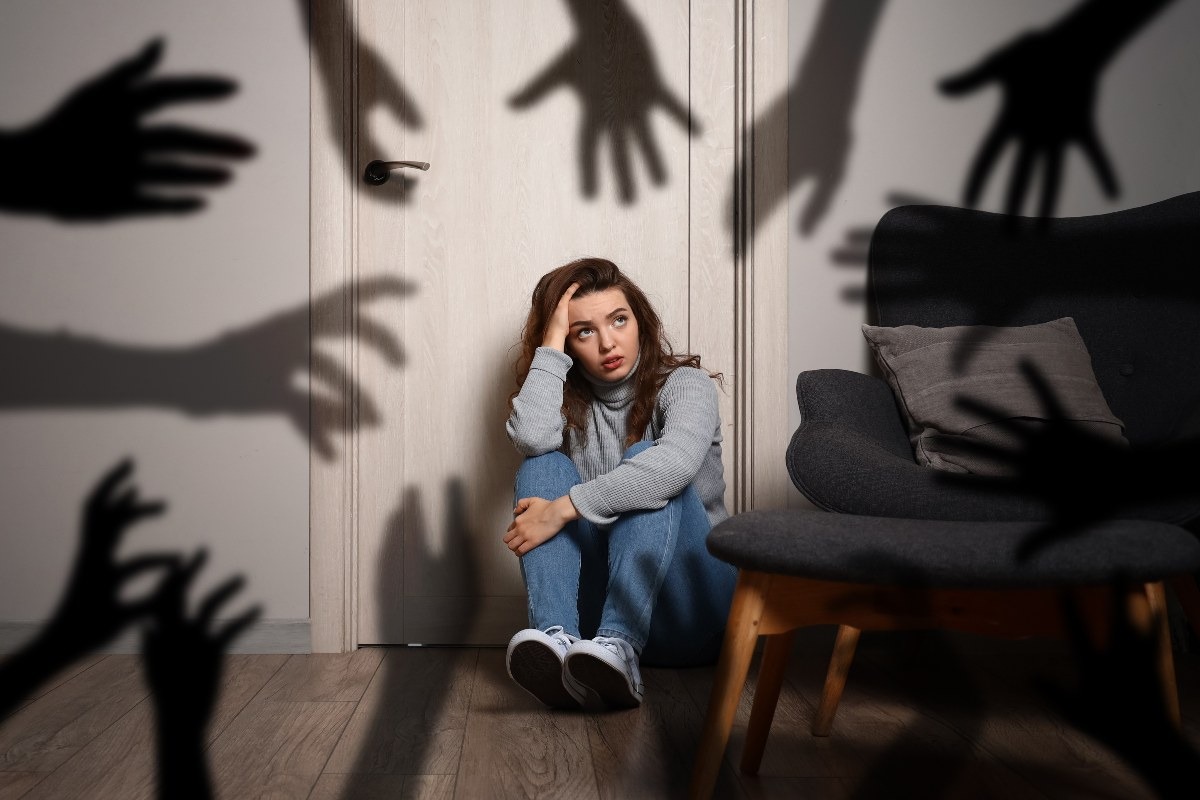 una ragazza seduta alle prese con un momento di paura